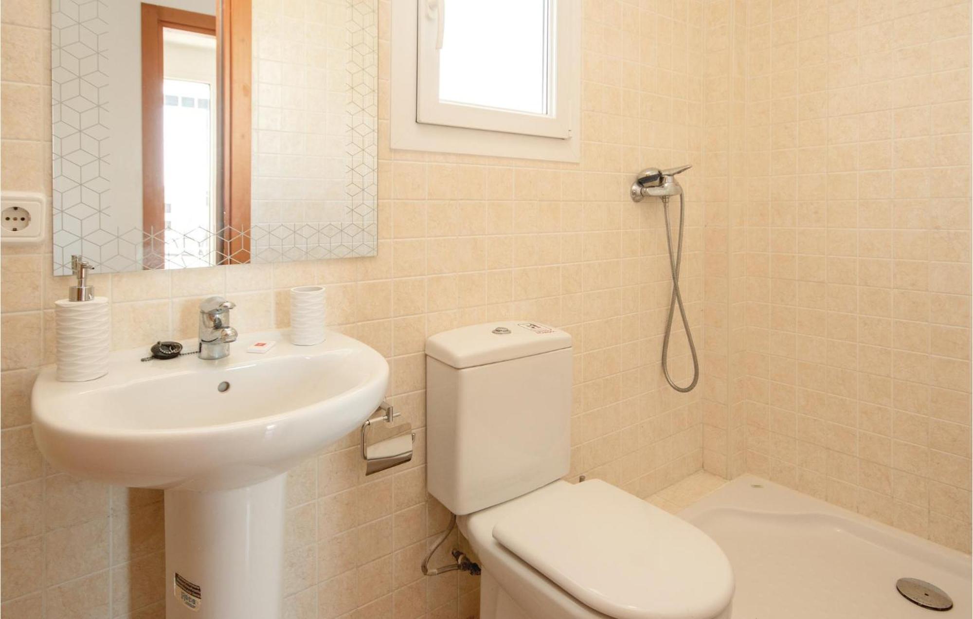 3 Bedroom Amazing Apartment In La Duquesa Castillo de Sabinillas エクステリア 写真
