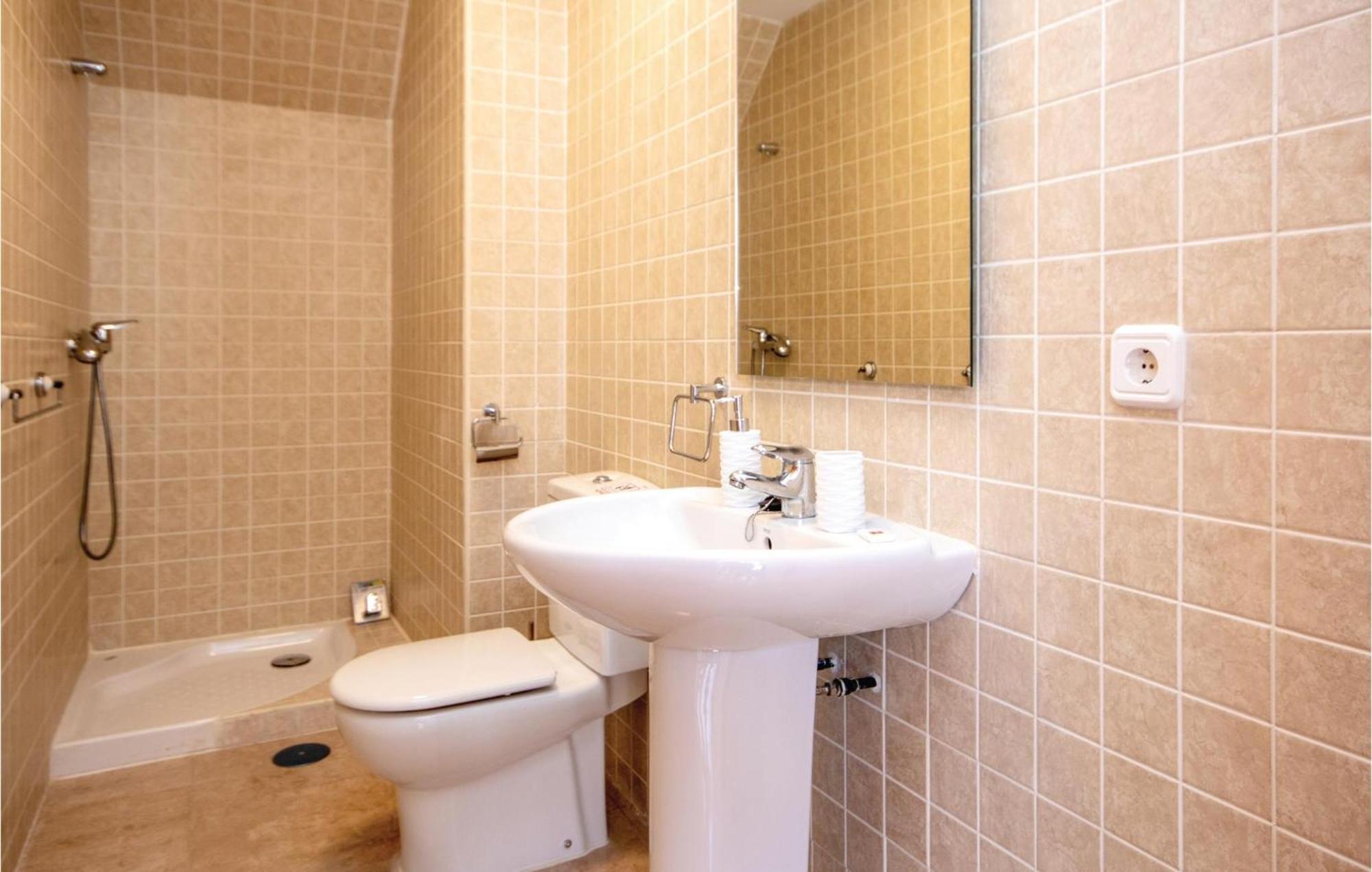 3 Bedroom Amazing Apartment In La Duquesa Castillo de Sabinillas エクステリア 写真