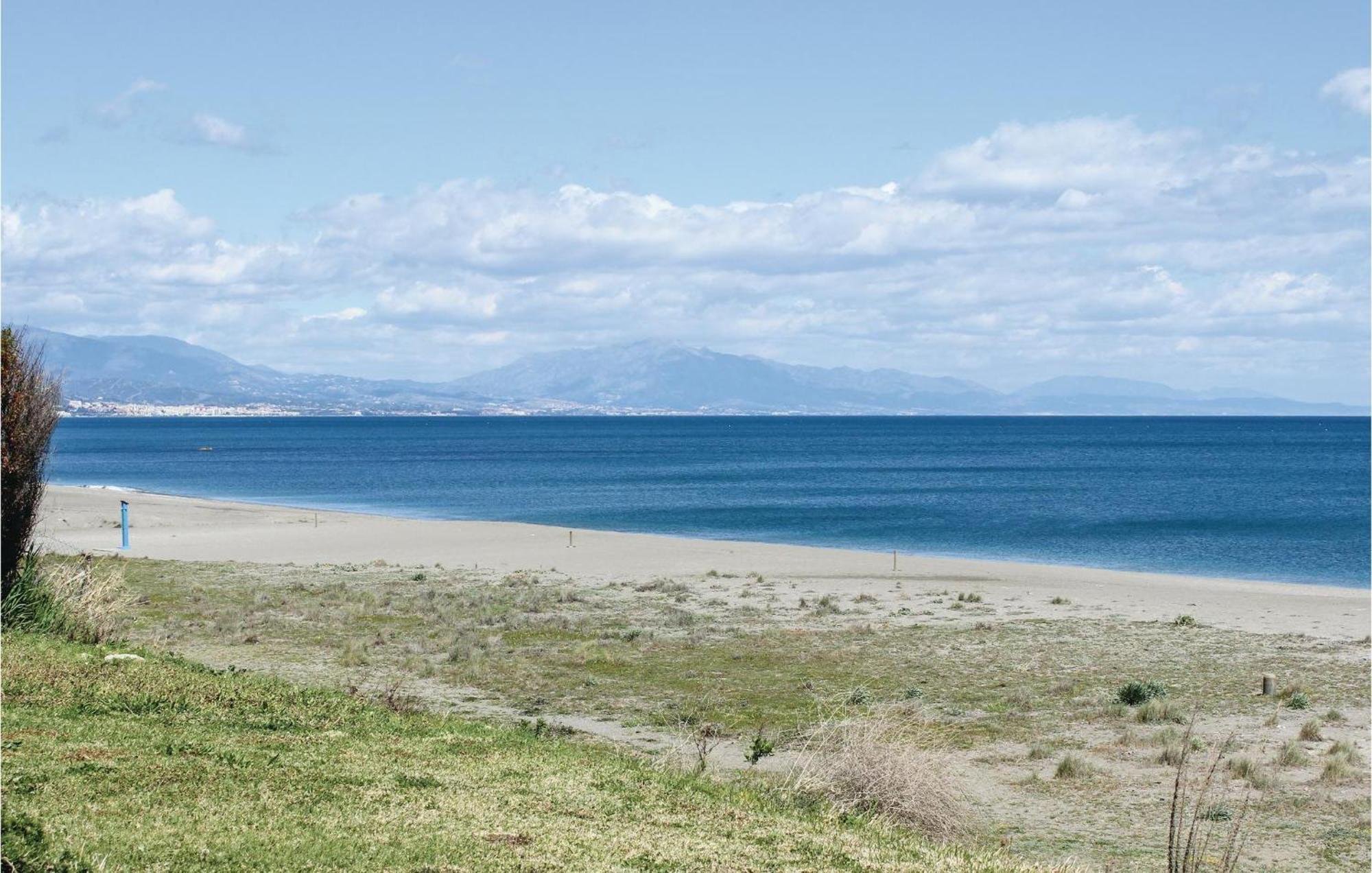 3 Bedroom Amazing Apartment In La Duquesa Castillo de Sabinillas エクステリア 写真